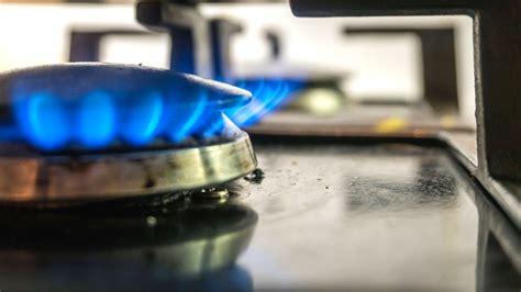 how to tell if there is a gas leak from stove